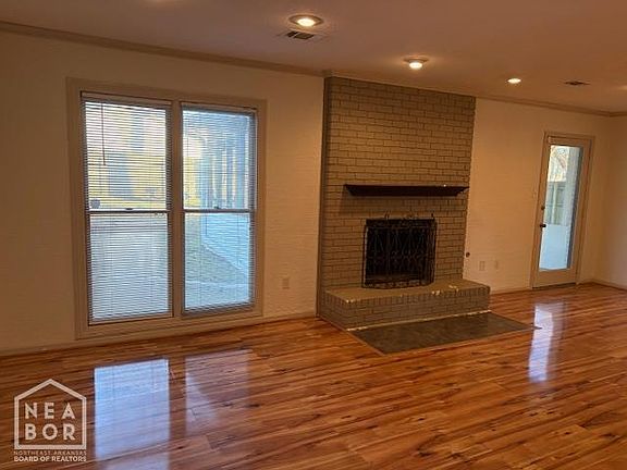 5th image of 3004 Greenbriar Dr