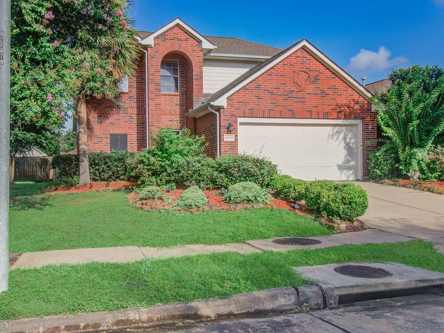 4 bed, 2.5 bath, 1965 sqft, $2,500 — Photo 2
