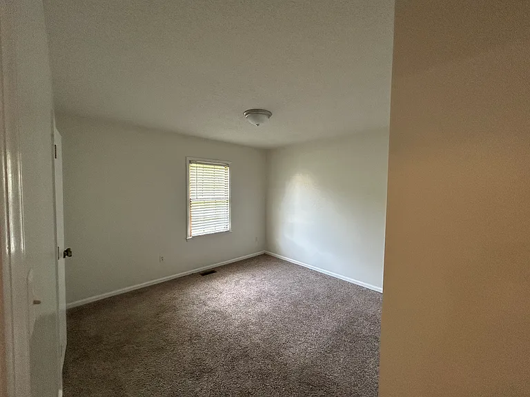 410 Riverton Ct — Photo 11