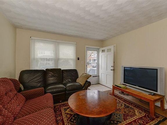 2nd image of 915 W 27th St