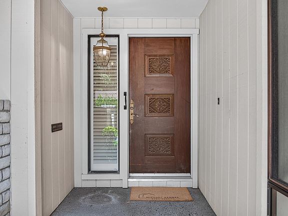 3rd image of 1128 Commons Dr