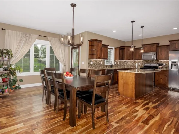 1406 S Sugar Creek Ct, West Des Moines, IA 50266