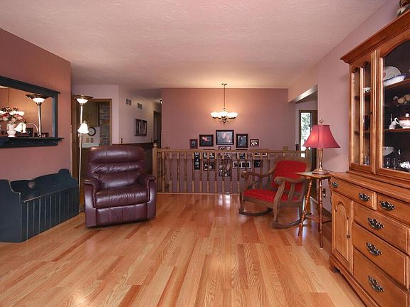 5th image of 615 Lexington Ave N