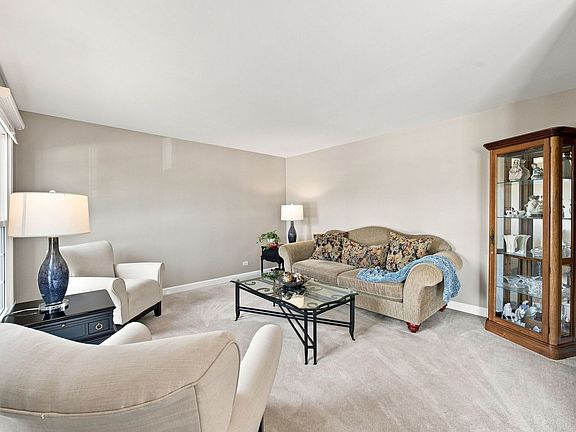 4th image of 1050 Hampshire Ln