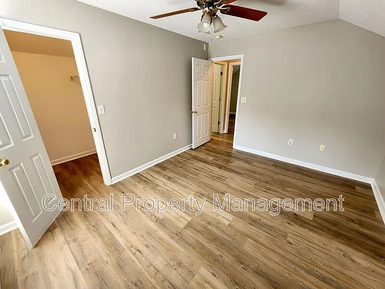 303 Rexford Dr — Photo 18