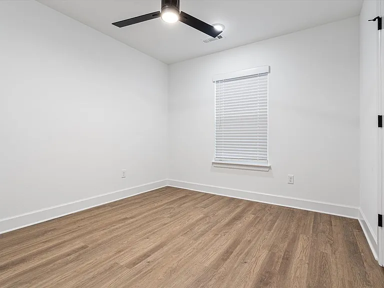 1040 Monarch Rd — Photo 8