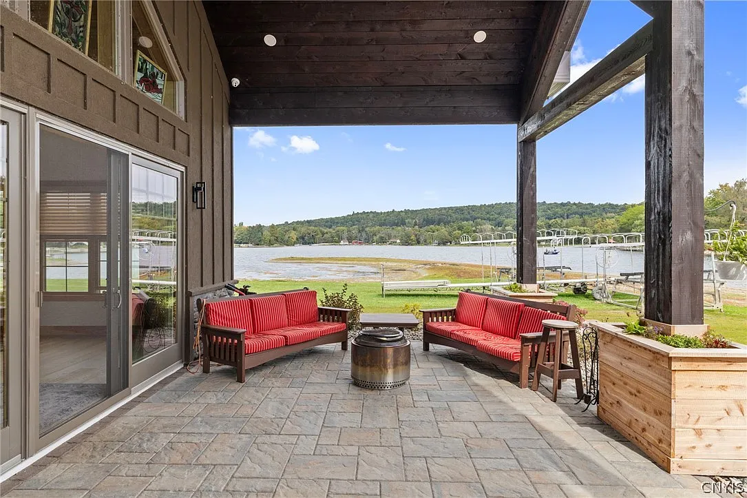 4 bed, 4.0 bath, 5500 sqft, $6,500 — Photo 3