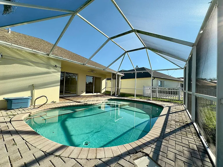 565 Limerick Dr — Photo 3
