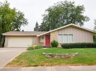 253 Maplewynde Rd, West Bend, WI 53095