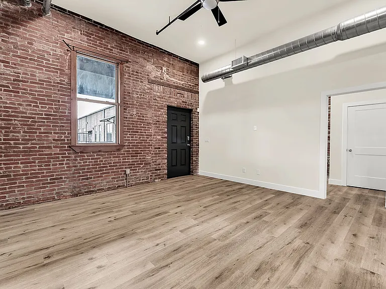235 N Market Ave — Photo 26