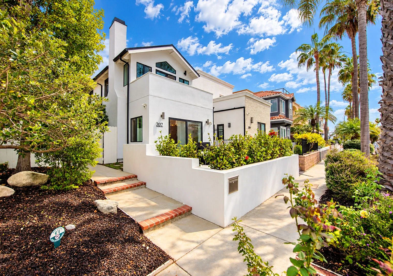 Turnkey Coastal Luxury in Downtown HB Home — Photo 2