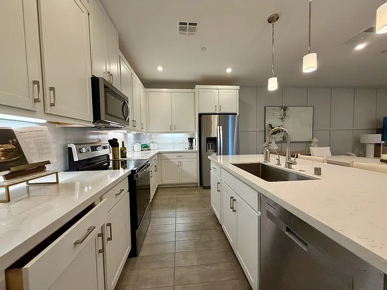 802 Royal Beekman St — Photo 16