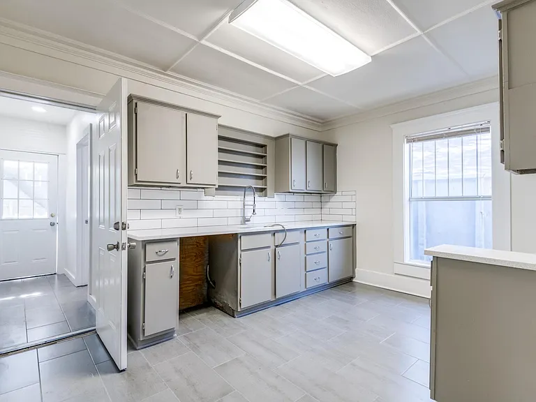 210 E Standifer St — Photo 8