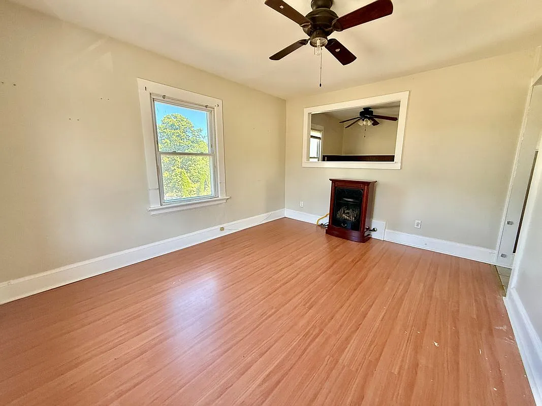 1 bed, 1.0 bath, 2016 sqft, $1,550 — Photo 2