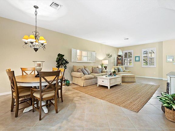 5th image of 323 E Bay Cedar Cir