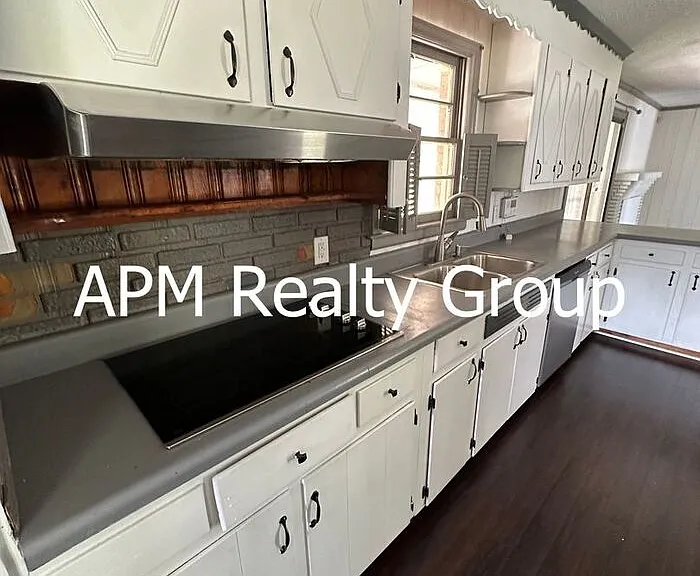 1421 Adella St — Photo 3