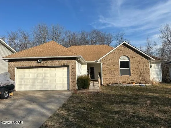 1206 Douglas Ct, Carthage, MO 64836