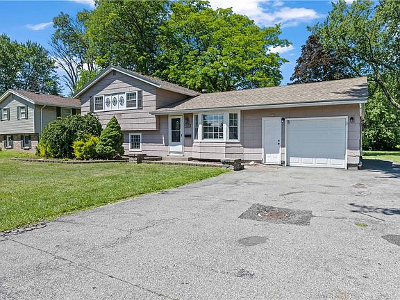 3rd image of 412 Wildwood Dr