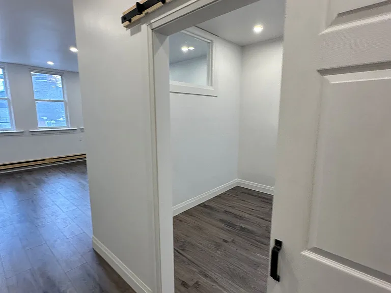 565 Yonge St #4 — Photo 11