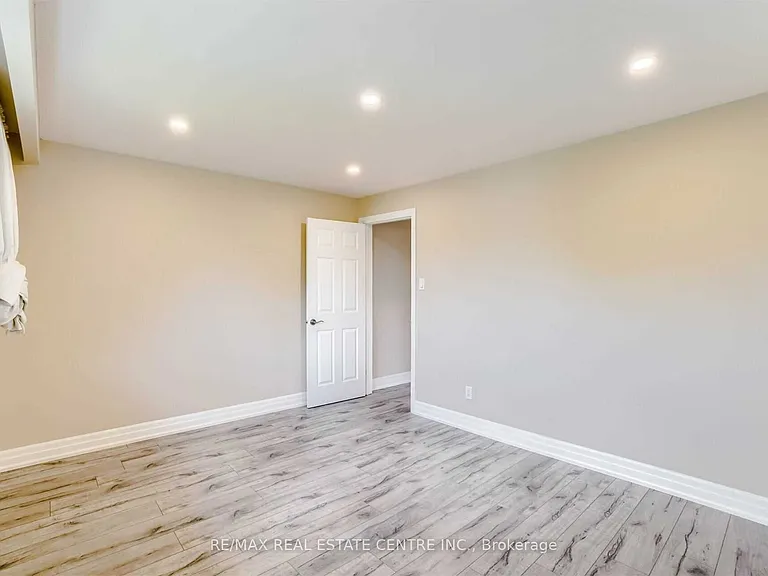 3385 Ellengale Dr #UPPER — Photo 18