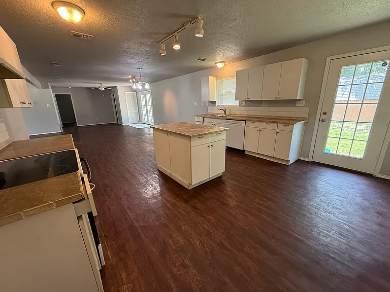 6104 Wheaton Dr — Photo 3