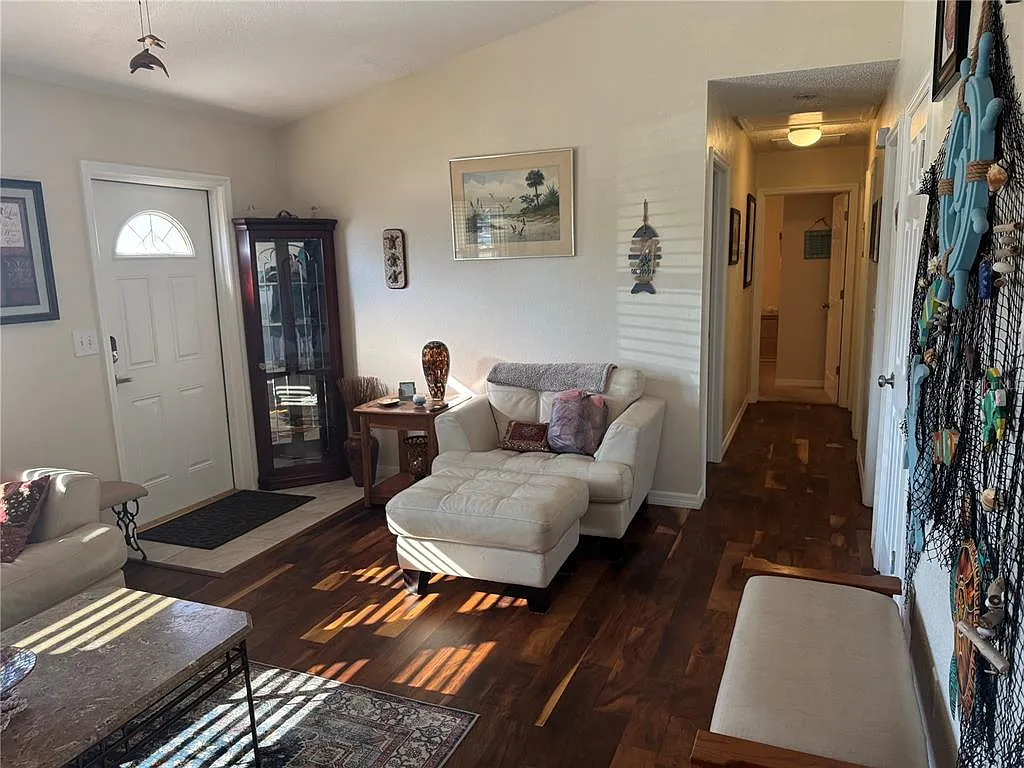 3 bed, 2.0 bath, 1140 sqft, $3,000 — Photo 3