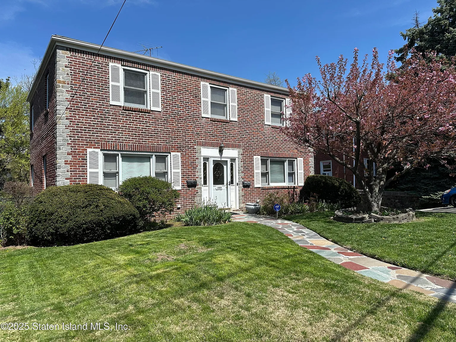 1055 Victory Blvd photo 1