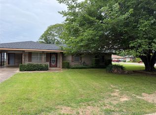 1303 Twin Lakes Dr, Madill, OK 73446