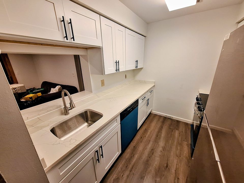 New Kitchen w/ Stainless Steel Appliances, Quartz Countertops, Shaker Cabinets