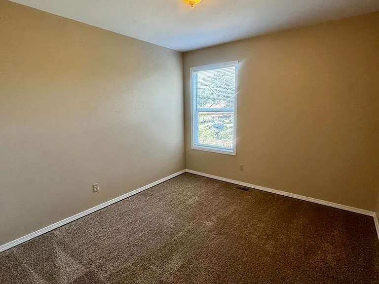 2429 E Monument St — Photo 28