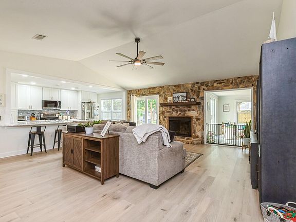 5th image of 1148 Pin Oak Cir