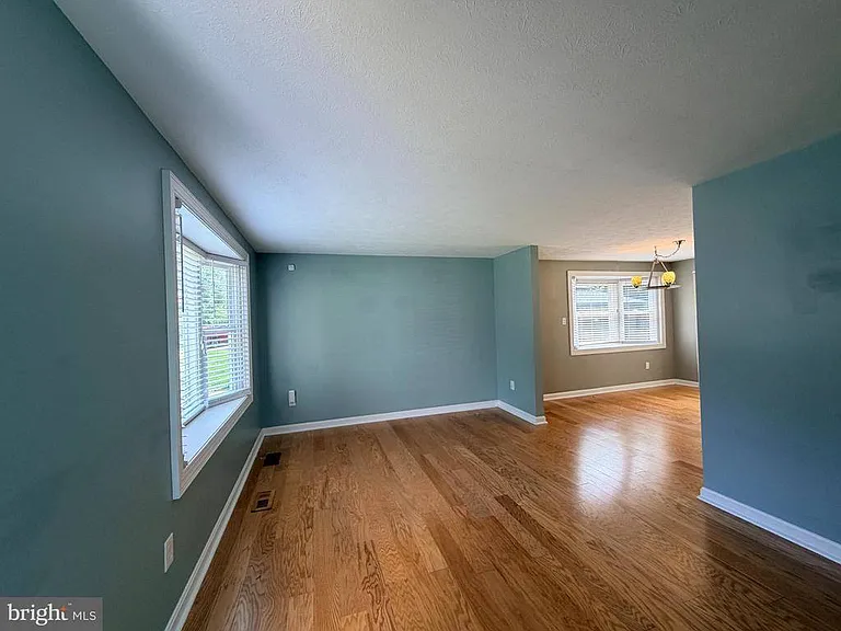 1458 Ashwood Ct — Photo 2