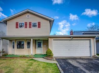 3 Seagull Ln, Port Washington, NY 11050