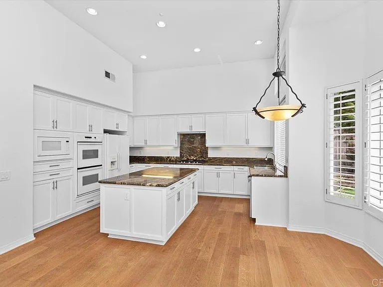 219 Pacific View Ln — Photo 18