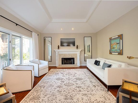 4th image of 8 Fairway Pl