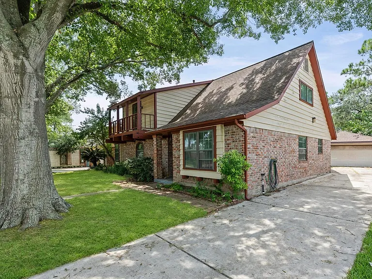 11914 Meadowtrail Ln — Photo 2