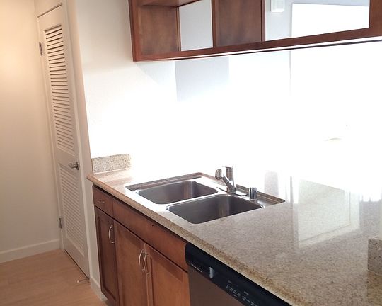 4th image of 1528 6th St APT 510