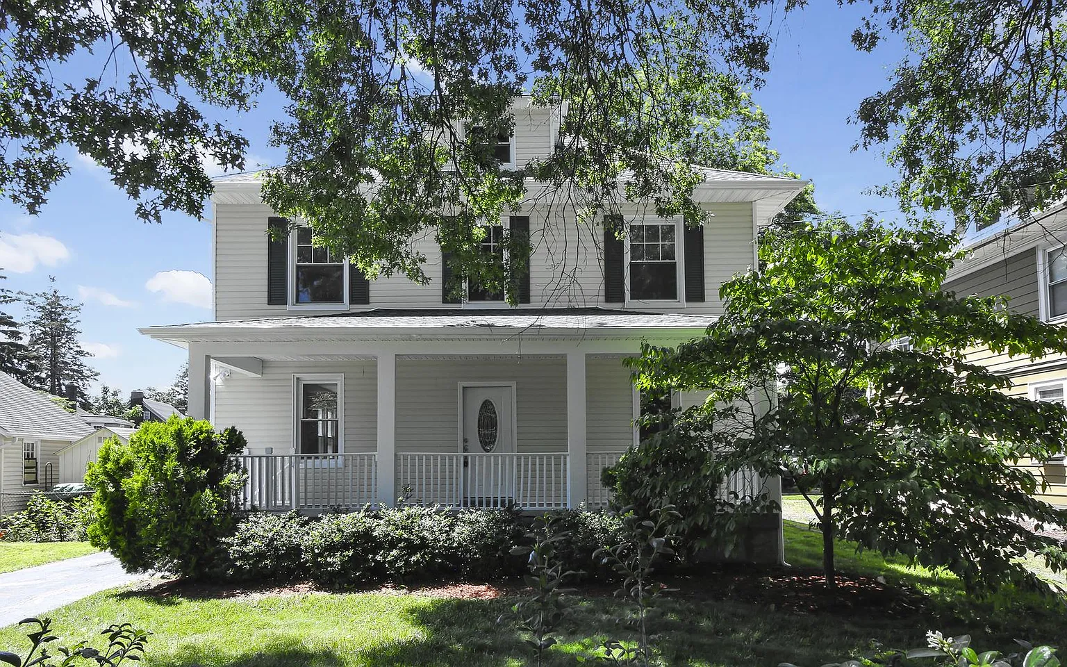 515 Winsor St photo 1