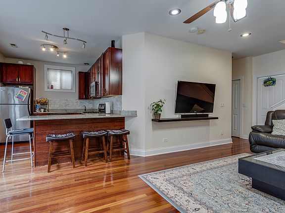 5th image of 6428 N Fairfield Ave APT 1W