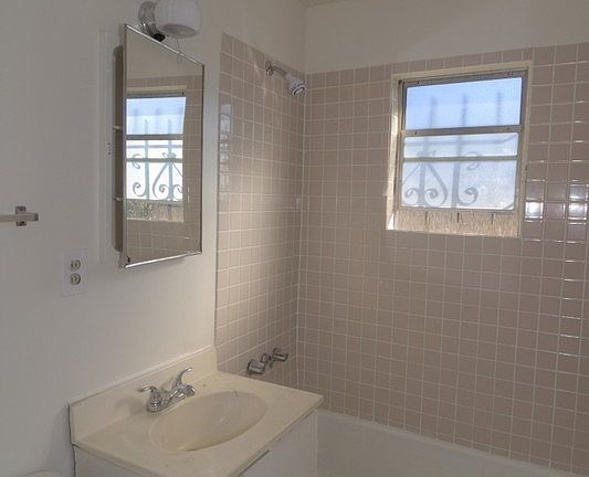 5th image of 3923 1/2 W 118th Pl