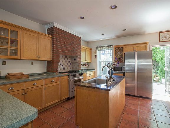 3rd image of 543 Bramhall Ave