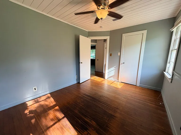 606 E 7th St — Photo 10