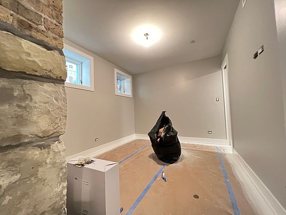 4th image of 448 W Barry Ave #G4