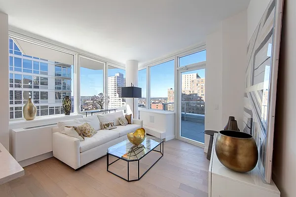 Rented by Red Apple Group | media 38