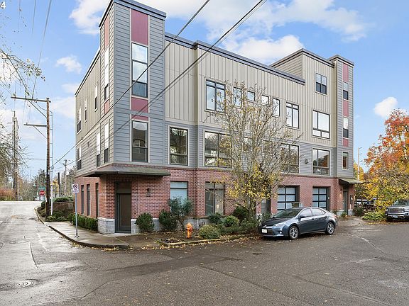 4th image of 3412 SW Moss St