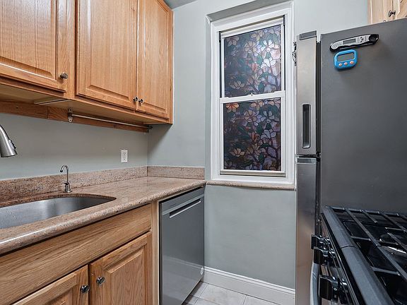 4th image of 320 E 35th St APT 4F