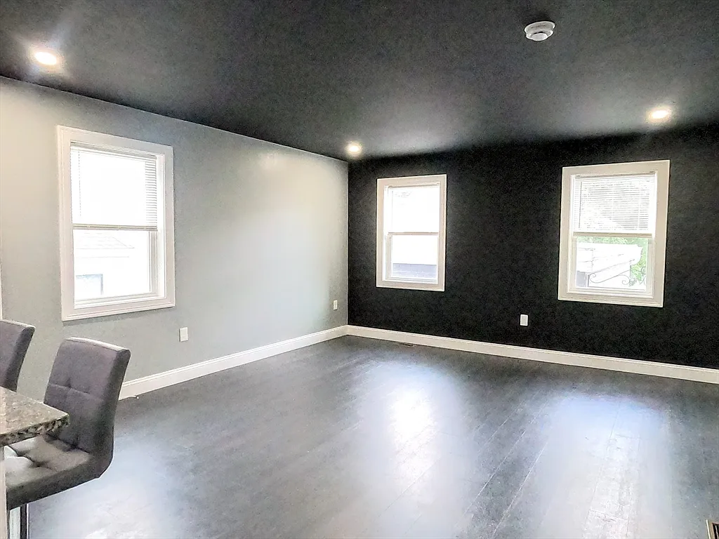 3 bed, 2.0 bath, 1800 sqft, $4,500 — Photo 4