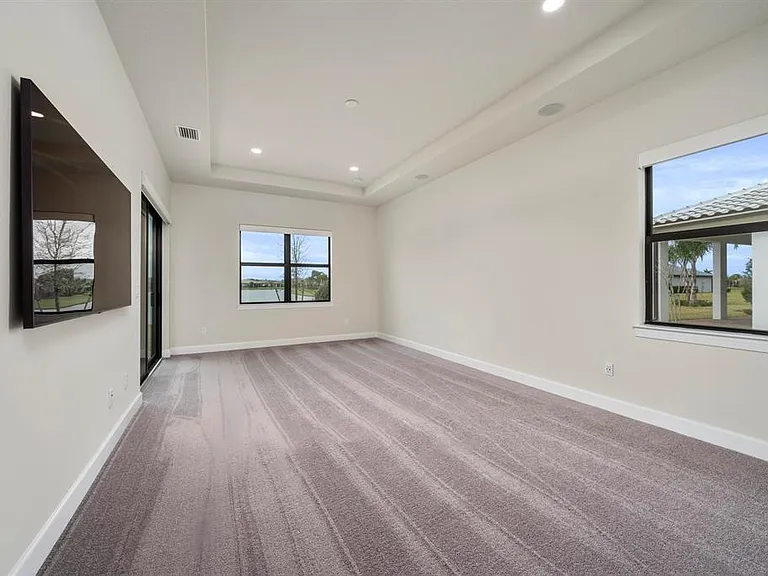 818 SE Courances Dr — Photo 6