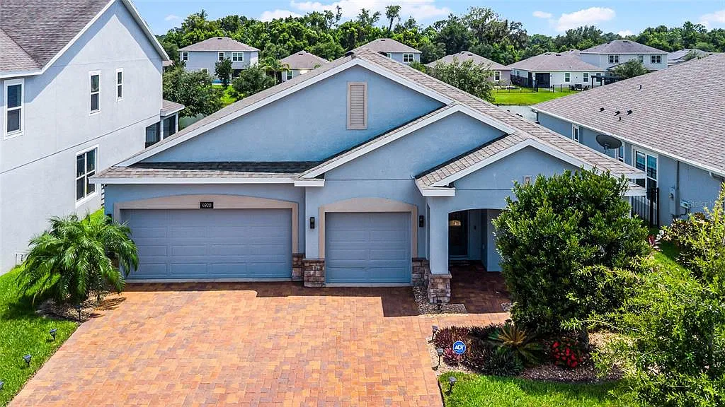 4 bed, 2.5 bath, 2290 sqft, $2,490 — Photo 2