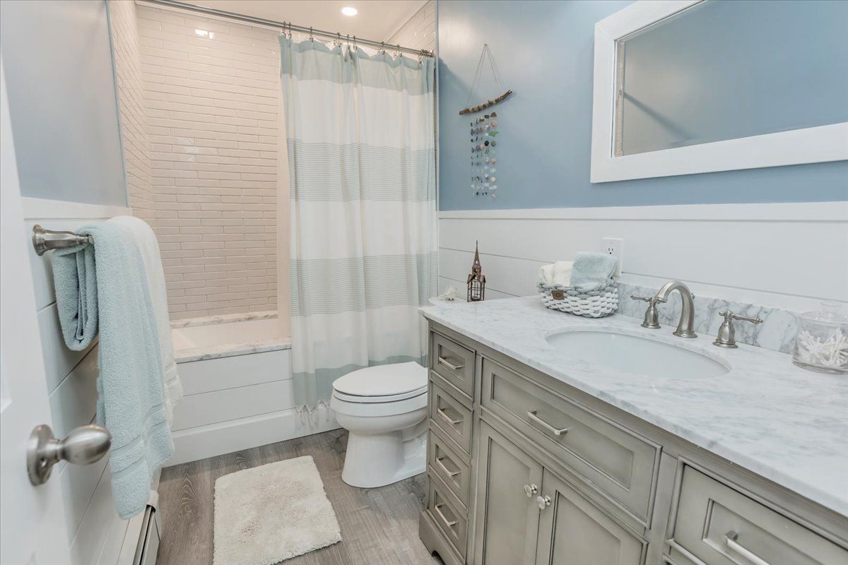  Main Level: Bathroom 2 - Hall Access